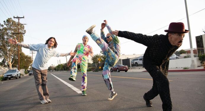 Red Hot Chili Peppers llega con nuevo tema ‘Tippa My Tongue’