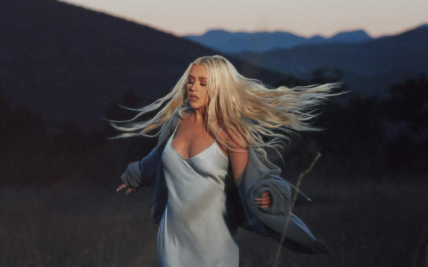 Christina Aguilera presenta el single ‘La Luz’