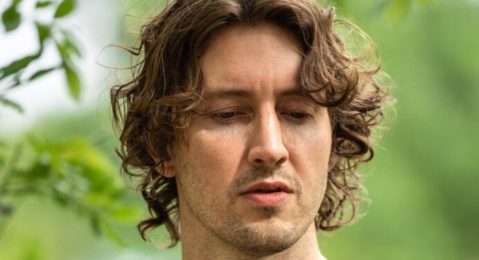 Dean Lewis le canta a su padre en ‘How Do I Say Goodbye’