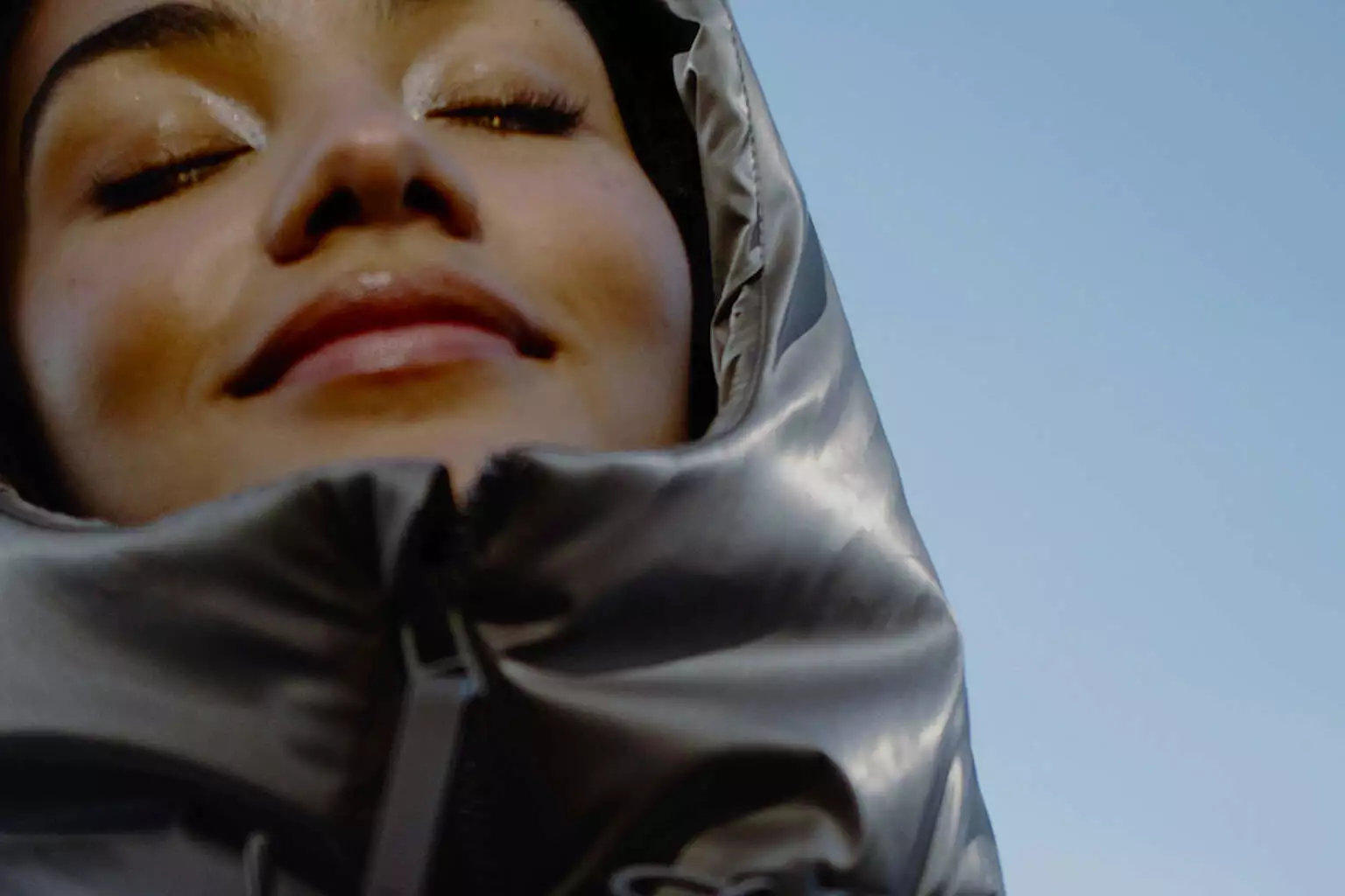 Olivia Dean presenta el single ‘UFO’