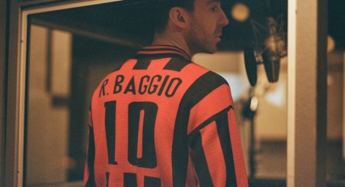 Miles Kane rinde homenaje a un futbolista italiano en ‘Baggio’