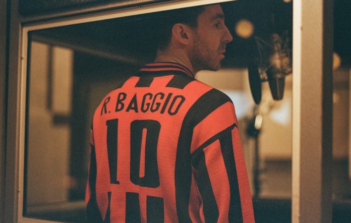 Miles Kane rinde homenaje a un futbolista italiano en ‘Baggio’