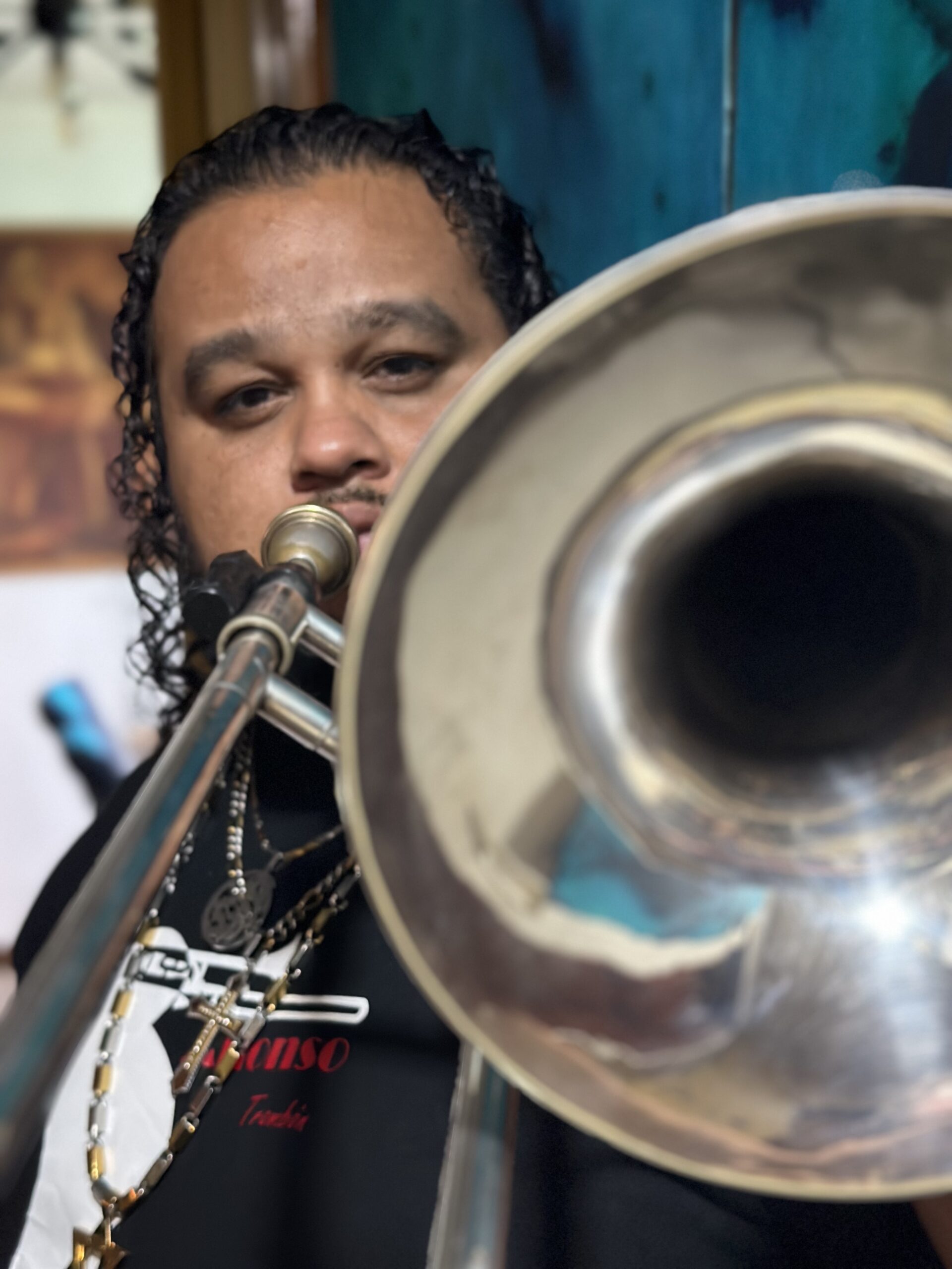 Alfonso Pineda convierte al trombón en protagonista del género urbano en ‘Vente y Dale’