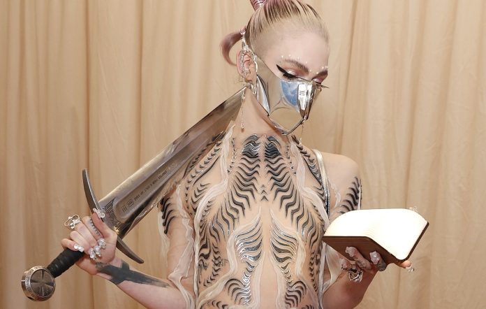 Grimes presenta el tema