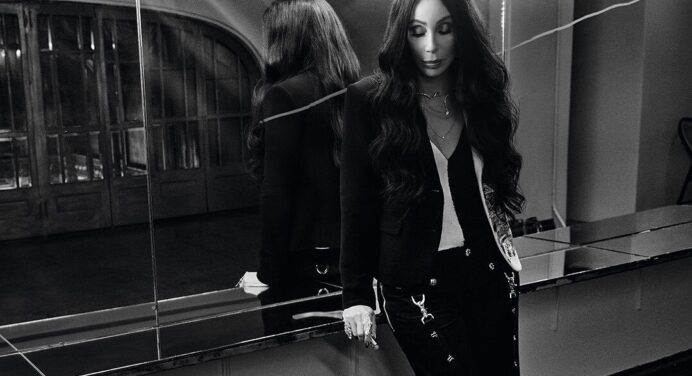 Cher revela su nuevo sencillo navideño ‘DJ Play a Christmas Song’