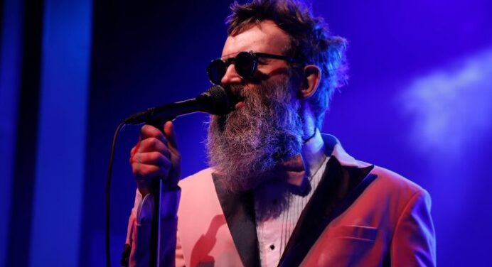 Eels lanza ‘Christmas, Why You Gotta Do Me Like This’