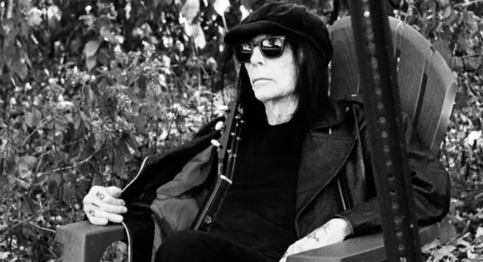 Mick Mars estrena el single ‘Right Side of Wrong’