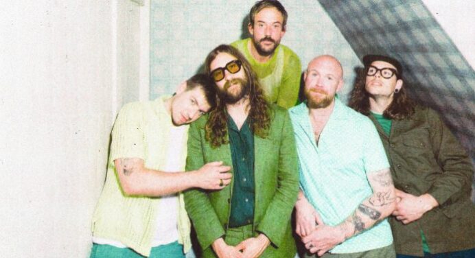 IDLES comparte su más reciente sencillo ‘Gift Horse’