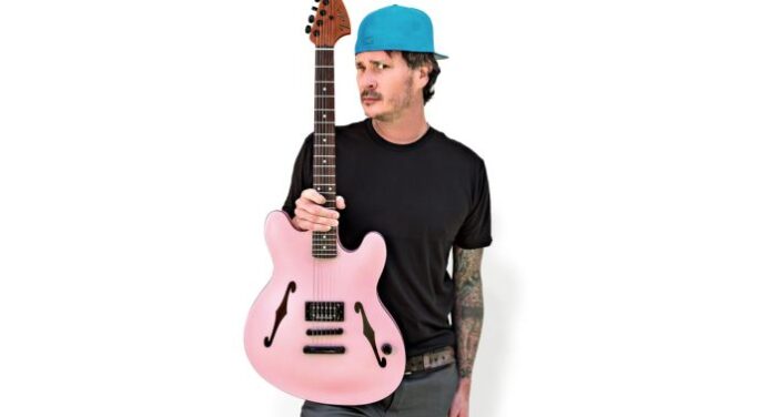 Tom DeLonge lanza su nueva guitarra con Fender