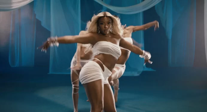 Victoria Monét comparte videoclip para ‘Alright’