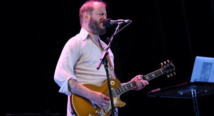 Bon Iver anuncia EP y lanza el primer adelanto