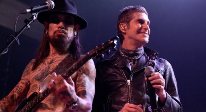 Perry Farrell se disculpa con Dave Navarro