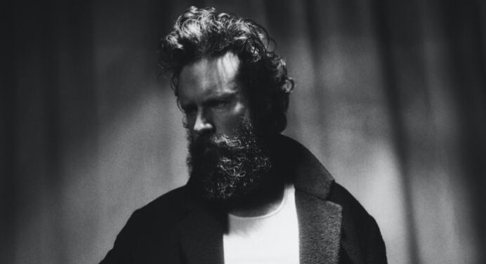 Father John Misty presenta el tema ‘She Cleans Up’