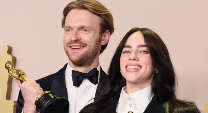 Billie Eilish y Finneas se presentaron en SNL