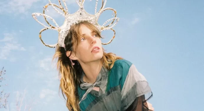 Maya Hawke anuncia EP y lanza ‘Kamikaze Comic’