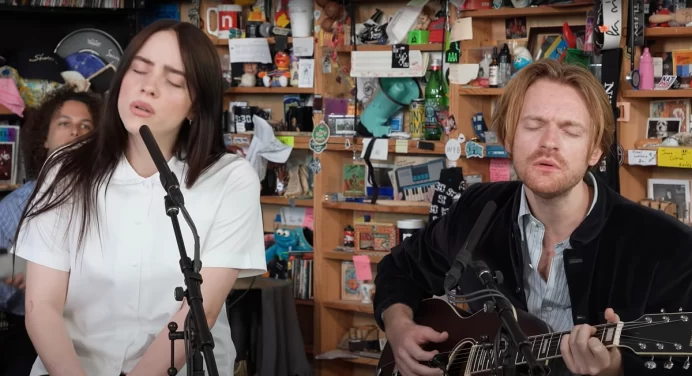 Billie EIlish presenta su Tiny Desk junto a FINNEAS